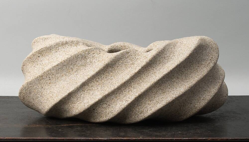波のような稜線が刻まれた横長の陶芸作品